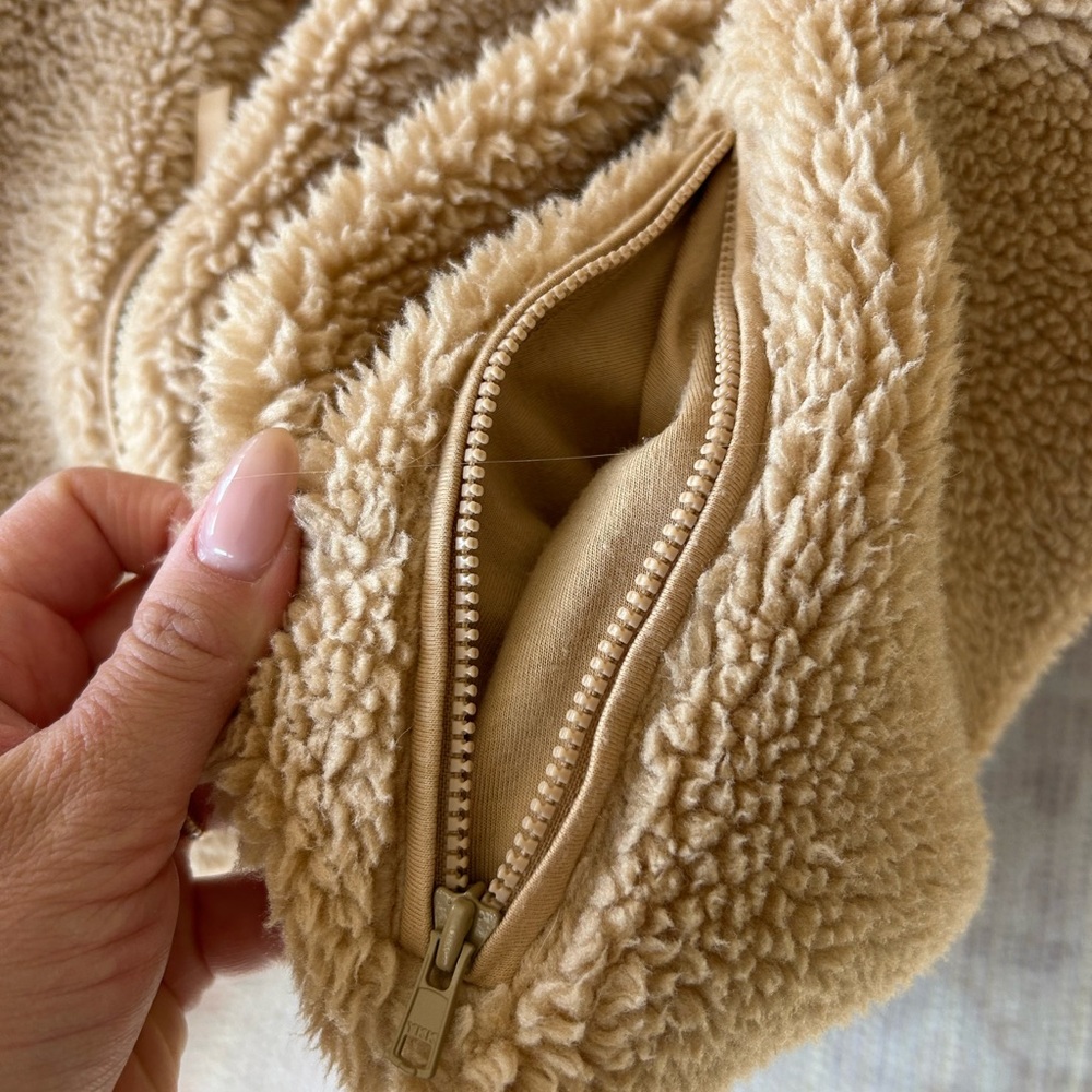 ALO Yoga Foxy Sherpa Jacket - Picture 12 of 12